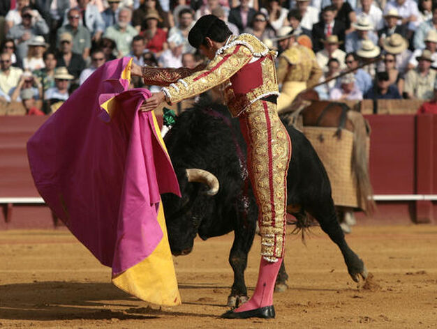 Miguel &Aacute;ngel Perera, en su segunda tarde en la Maestranza, en plena faena con el segundo toro.

Foto: Juan Carlos Mu&ntilde;oz