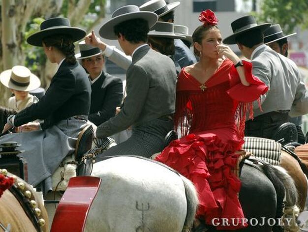 Flamencas y jinetes a caballo.

Foto: Manuel G&oacute;mez