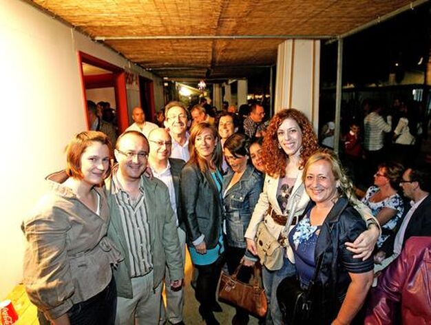 La alcaldesa Pilar S&aacute;nchez, con miembros del partido.

Foto: Pascual