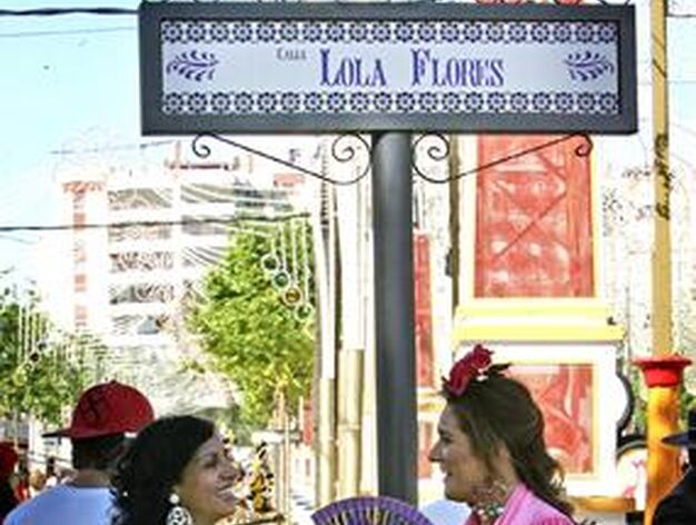 Dos guapas se&ntilde;oras vestidas de gitana conversan ante la se&ntilde;alizaci&oacute;n de la calle &lsquo;Lola Flores&rsquo; en el Real.

Foto: Pascual