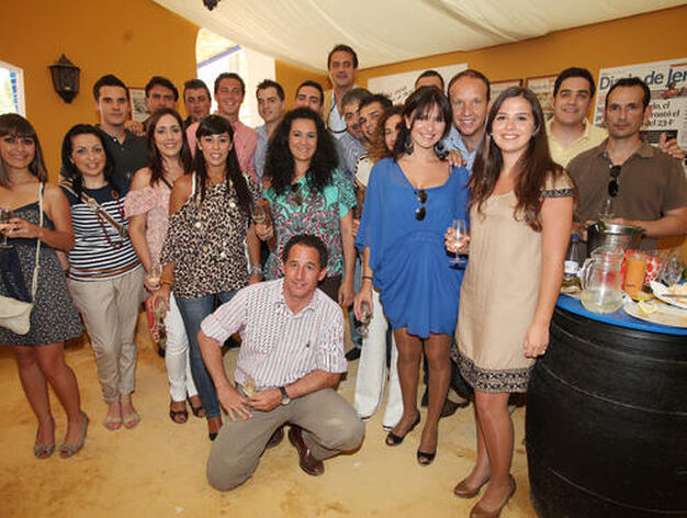 Varios miembros de la empresa distribuidora de Vodafone en Jerez, junto con Marisa L&oacute;pez.

Foto: Vanesa Lobo