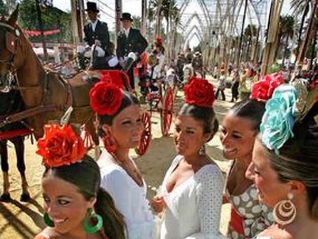 Las mujeres fueron las grandes protagonistas de la jornada de ayer en la que demostraron la elegancia vestidas de flamenca

Foto: Pascual
