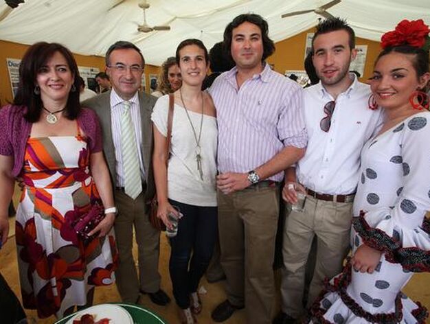El jefe de Protocolo de Cajasol, Pepe Soto, junto a familiares y amigos. 

Foto: Manuel Aranda