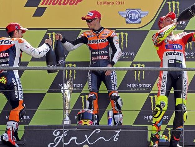 Dovizioso, Stoner y Rossi, en el podio de MotoGP.

Foto: EFE