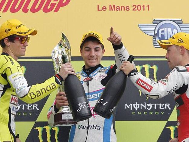 El podio de 125 cc, con Maverick Vi&ntilde;ales (centro), Nicol&aacute;s Terzol (izquierda) y Efr&eacute;n V&aacute;zquez.

Foto: Reuters