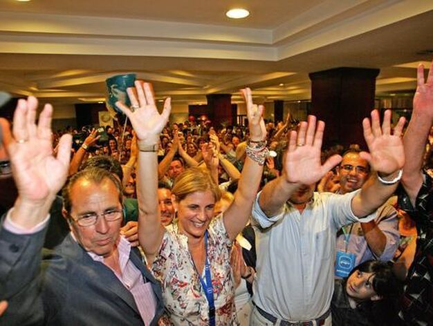 Garc&iacute;a-Pelayo alza las manos en se&ntilde;al de victoria, junto a Aurelio Romero y Antonio Salda&ntilde;a, anoche en un abarrotado Hotel Tryp Cristina.

Foto: Pascual