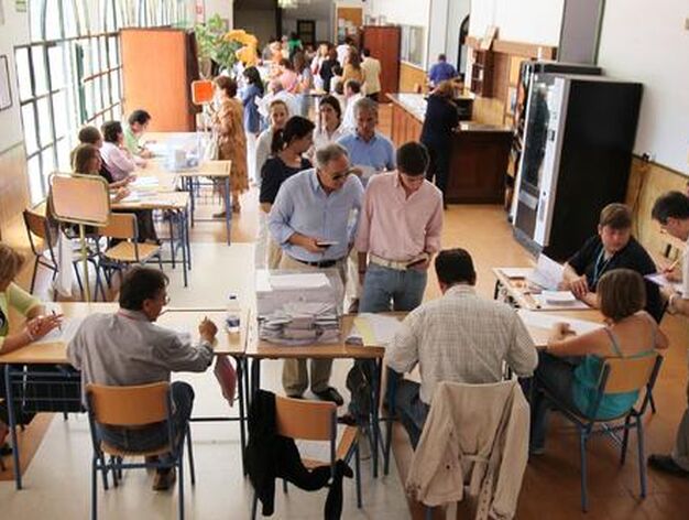 Mesas electorales en el instituto Padre Luis Coloma.

Foto: Miguel &Aacute;ngel Gonz&aacute;lez