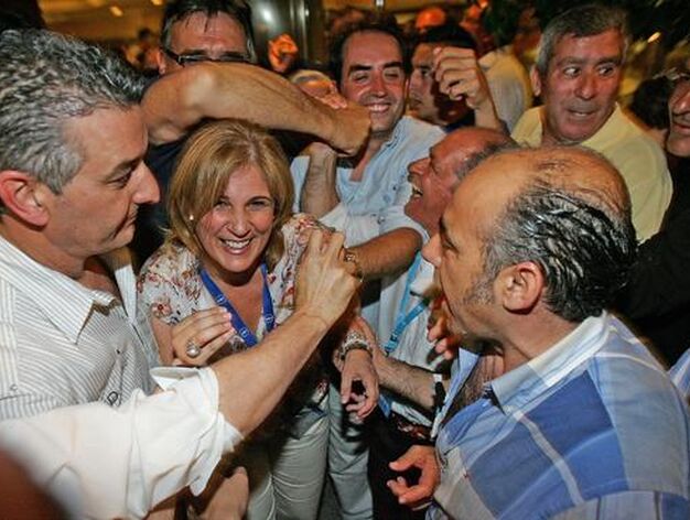 Pelayo es felicitada por un sinf&iacute;n de militantes y simpatizantes, ayer tras conocerse los resultados electorales.

Foto: Pascual