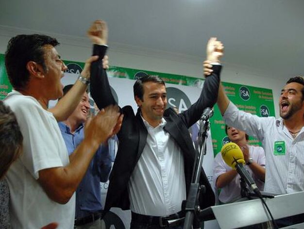 Santiago Casal, ayer arropado por los suyos tras conocer los resultados de las elecciones.

Foto: Manuel Aranda