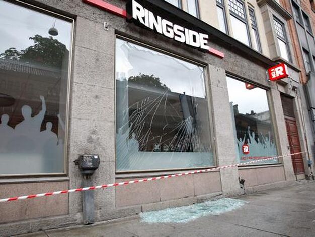 Dos ataques sacuden la capital noruega, el primero con un coche bomba en el centro de la ciudad y el segundo en un campamento juvenil.

Foto: AFP Photo