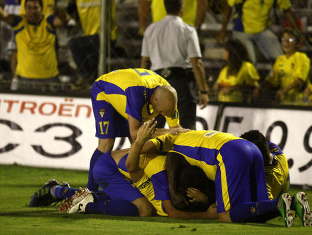 Los jugadores abrazan al ex del Deportivo. 

Foto: Jesus Marin