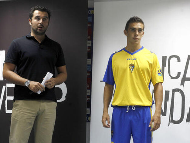 El jugador del filial Nano Cavilla present&oacute; la equipaci&oacute;n titular para la 2011/12. 

Foto: Jesus Marin