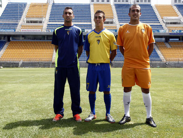 Los tres jugadores posan con las equipaciones en el c&eacute;sped del Carranza.

Foto: Jesus Marin