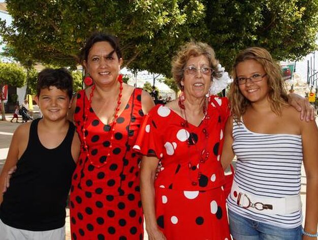 La familia Claveguera Becerra, de Barcelona, disfruta de la Feria de M&aacute;laga. 

Foto: Punto Press