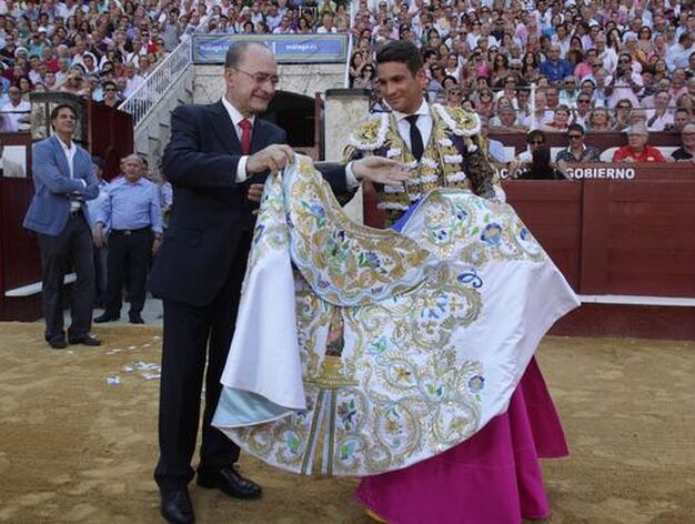 Manzanares recibe el Capote de Paseo de manos del alcalde, antes de la corrida. 

Foto: Migue Fernandez