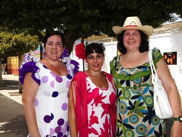 Marina Ca&ntilde;ete, Noelia y Sandra mar&iacute;n, disfrutan de la Feria en el Cortijo de Torres. 

Foto: Punto Press