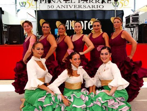 Grupo de baile 'Rumores de la Caleta y las Marengas' se preparan para su actuaci&oacute;n en la Pe&ntilde;a 'El Parral'. 

Foto: Punto Press