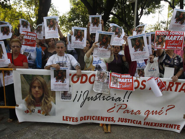 Un grupo de ciudadanos apoyan a la familia de Marta del Castillo. 

Foto: Juan Carlos V&aacute;zquez