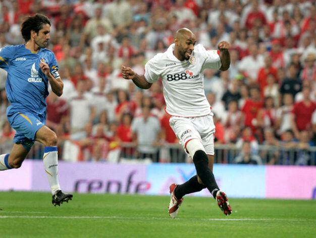 Belenguer no puede evitar que Fredy se disponga a marcar el gol que da a los sevillistas la Copa de 2007.

Foto: A. RUESGA