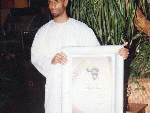Fredy recibe el premio al Mejor Jugador de &Aacute;frica del a&ntilde;o 2007.