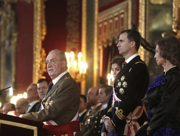 El Rey ofrece su discurso acompa&ntilde;ado del Pr&iacute;ncipe y la Reina Sof&iacute;a.

Foto: EFE