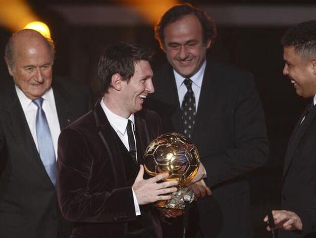 Lionel Messi logra su tercer Bal&oacute;n de Oro con 24 a&ntilde;os. / Reuters