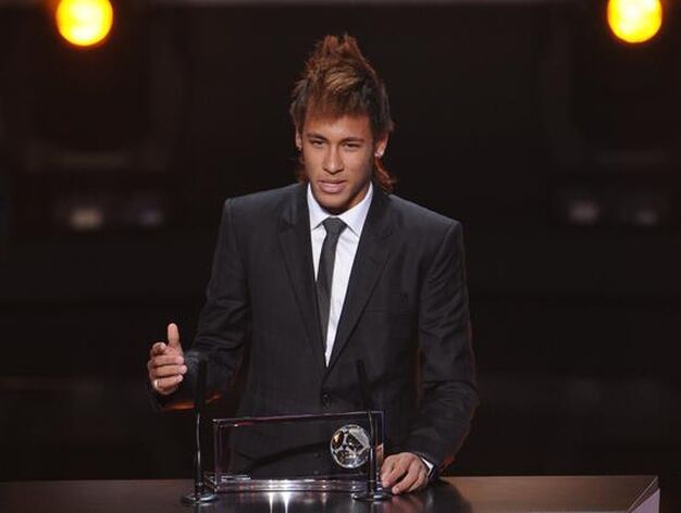 Neymar recoge el premio Puskas al mejor gol del a&ntilde;o. / AFP