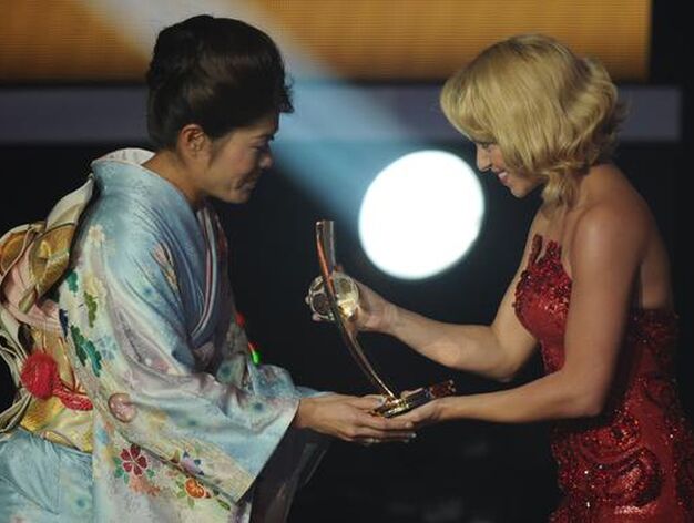 La japonesa Homare Sawa recibe el premio de la mejor jugadora de la temporada pasada. / AFP