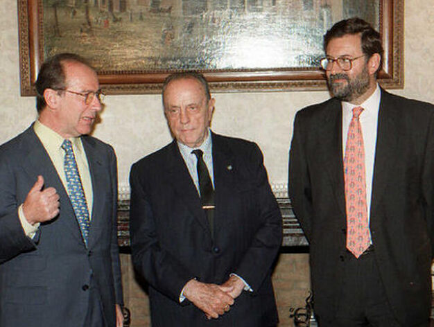 El por entonces presidente de la Xunta de Galicia, con el vicepresidente del Gobierno y ministro  de Econom&iacute;a y Hacienda, Rodrigo Rato (i), y el ministro  de Administraciones P&uacute;blicas, Mariano Rajoy (d) en 1996. / EFE