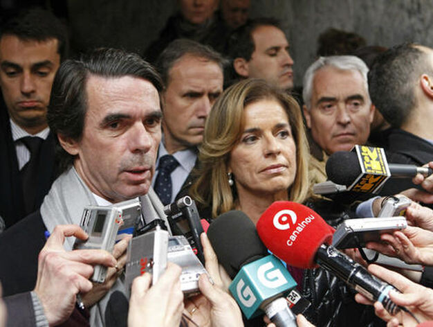 El ex presidente el Gobierno Jos&eacute; Mar&iacute;a Aznar y su mujer y alcaldesa de Madrid, Ana Botella. /EFE