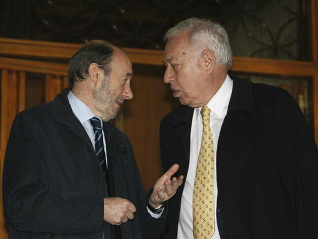 Rubalcaba conversa con Margallo. / EFE