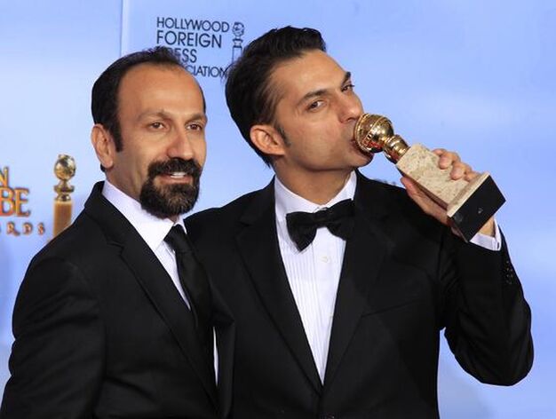 El director Asghar Farhadi y el ctor Peyman Moadi, Globo de Oro a mejor pel&iacute;cula extranjera por 'A separation'. / Reuters