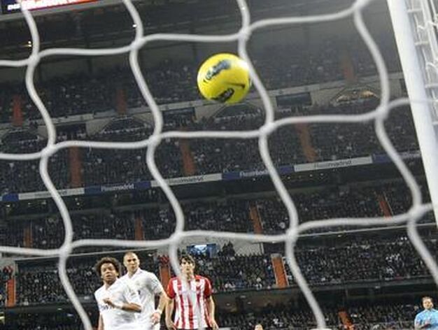 El bal&oacute;n entra en la porter&iacute;a de Iraizoz en el primer gol del Madrid, de Marcelo. / Reuters