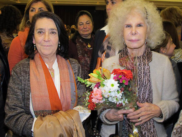 La presidenta de Nuevo Futuro en Sevilla,Mar&iacute;a Pepa de la Serna, con la duquesa deAlba, presidenta de honor de laONG.


Foto: Victoria Ram&iacute;rez
