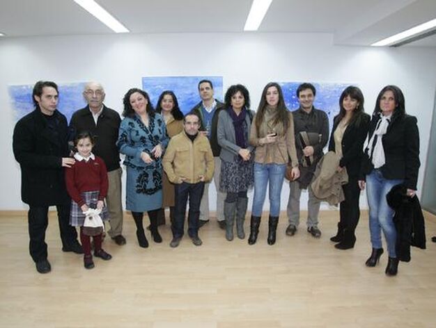 La artista de Puerto Real posa con algunos familiares y autores que acudieron a la cita.

Foto: PASCUAL