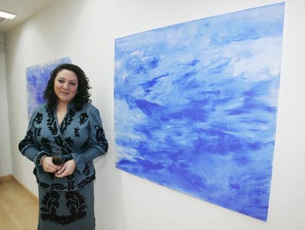 Ver&oacute;nica Sanz posa junto a algunas de sus obras en el espacio cultural 'ArteaDiario', tras la inauguraci&oacute;n de la muestra

Foto: PASCUAL