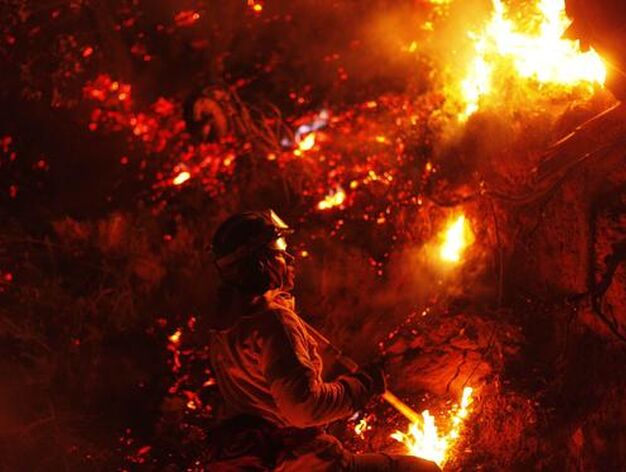 Dantesca imagen entre llamas, anoche

Foto: Jon Nazca / Reuters