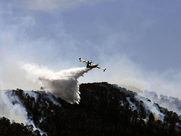 Hidroaviones trabajan en la extinci&oacute;n del incendio

Foto: Javier Flores