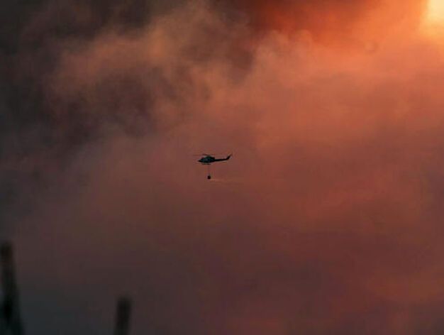 Hidroaviones trabajan en la extinci&oacute;n del incendio

Foto: Javier Flores