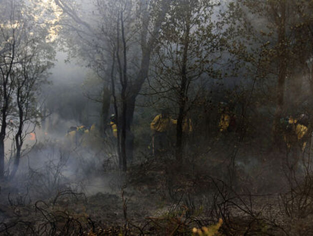 Un ret&eacute;n numeroso trabaja entre humo y llamas

Foto: Javier Flores