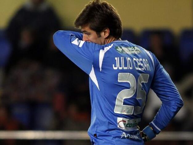Julio C&eacute;sar se lamenta tras su fallo en el tercer gol castellonense. / LOF