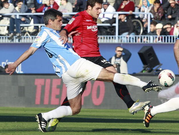 Toulalan pugna un bal&oacute;n con el delantero del Mallorca &Aacute;lvaro Gim&eacute;nez

Foto: Jorge Zapata. EFE