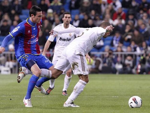 El Real Madrid remonta al Levante en el Santiago Bernab&eacute;u (4-2). / AFP
