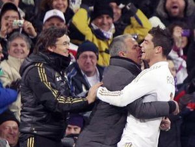 Ronaldo se abraza con Mourinho tras marcar su tercer gol (4-2). / AFP