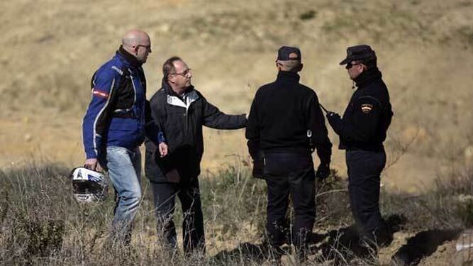 El padre de Marta conversa con varios policías en una búsqueda en la escombrera de Camas.