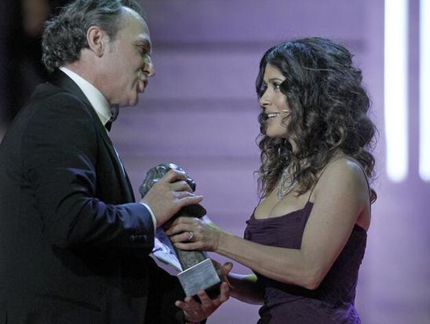 Jos&eacute; Coronado recibe el premio a mejor actor de manos de Salma Hayek

Foto: EFE
