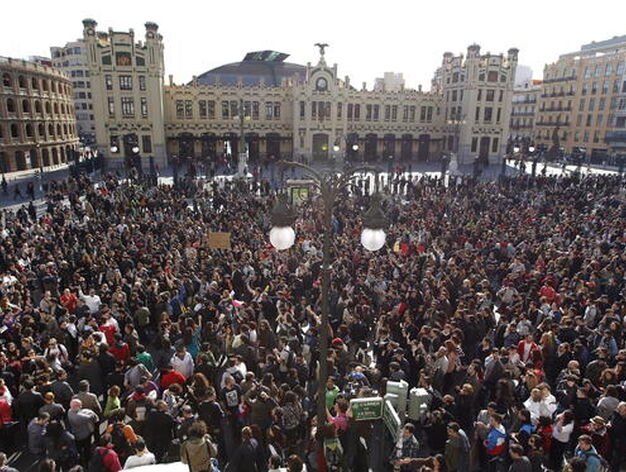 Miles de personas se manifiestan tras las duras cargas policiales.

Foto: efe/afp/reuters