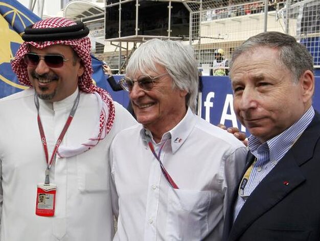 Bernie Ecclestone posa con el principe Sheikh Salman bin Hamad al-Khalifa y Jean Todt.

Foto: Reuters