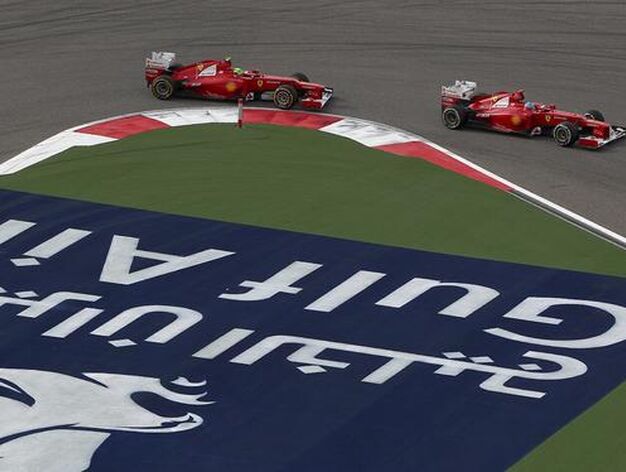 Fernando Alonso, seguido de su compa&ntilde;ero en Ferrari Felipe Massa.

Foto: EFE
