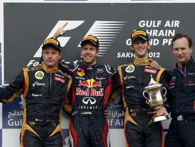 El podio del Gran Premio de Bahr&eacute;in, con Kimi Raikkonen (segundo), Sebastian Vettel (primero) y Romain Grosjean (tercero), acompa&ntilde;ados de Christian Horner, jefe de Red Bull.

Foto: Reuters